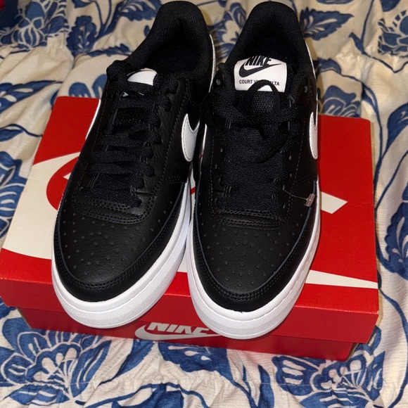 Nike Black and White Low-Top Sneakers - Picture 2 of 3